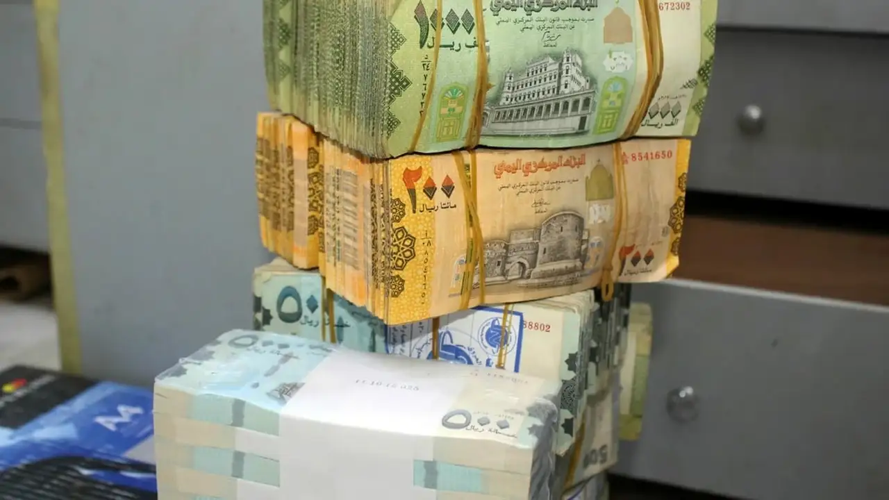 استقرار الريال اليمني أمام الدولار والريال السعودي في صنعاء وعدن